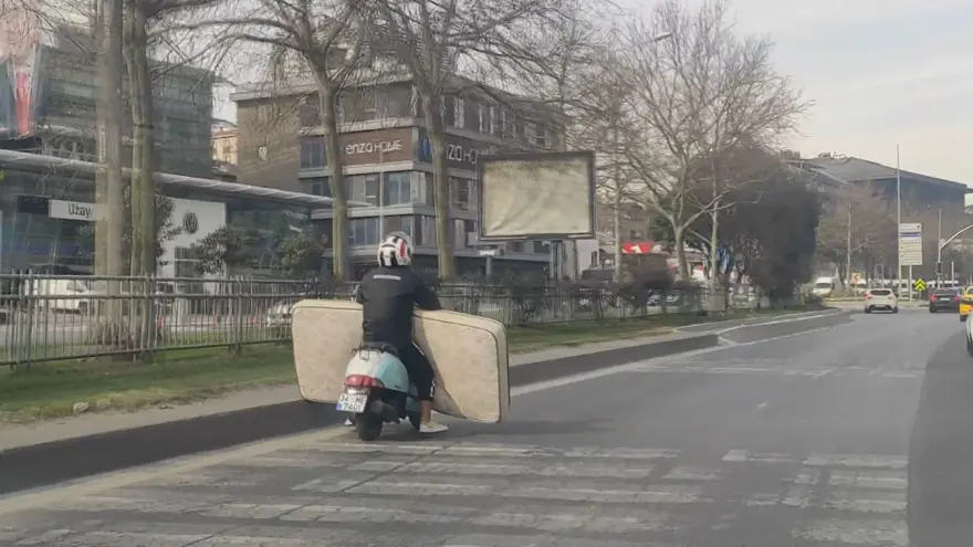İstanbul’da bir kişi motosikletle yatak taşıdı 1