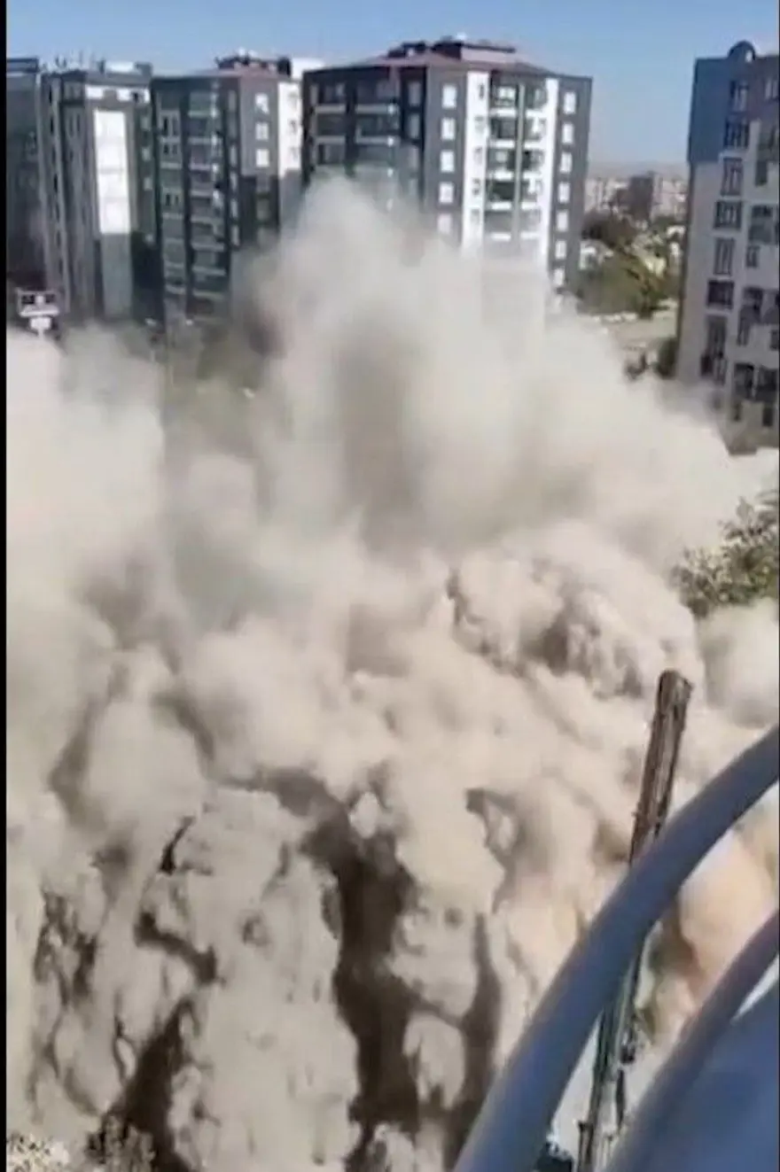 Diyarbakır'da 11 katlı bina yıkım sırasında çöktü 3 Diyarbakır'da 11 katlı bina yıkım sırasında çöktü 3