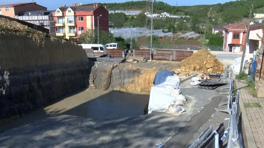 İstanbul’da temel kazısı sırasında yol çöktü 1