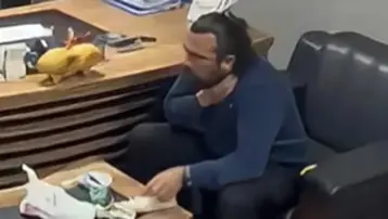 Kendi kendine Heimlich manevrası yaptı. Boğazına lokma kaçtı, nefessiz kaldı