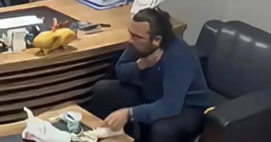 Kendi kendine Heimlich manevrası yaptı. Boğazına lokma kaçtı, nefessiz kaldı