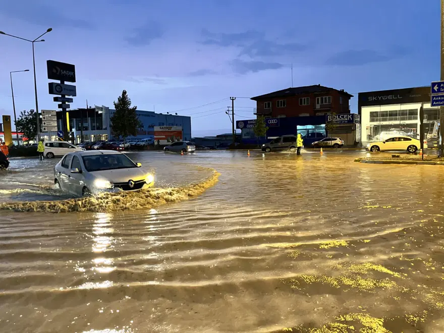Kuvvetli sağanak birçok ilde hayatı felç etti: Sele kapılan 3 kişi hayatını kaybetti, 1 bebek kayıp 51