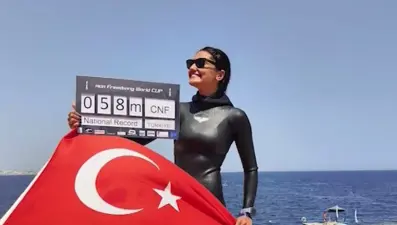 Bankacı Yağmur Ergün 58 metreye paletsiz daldı