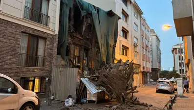 İstanbul'da iki katlı tarihi bina çöktü