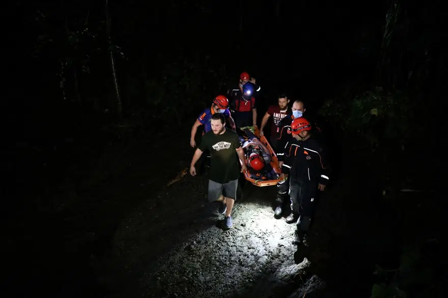 Rize'de evlerinde mahsur kalan aile kurtarıldı 3 Rize'de evlerinde mahsur kalan aile kurtarıldı 3