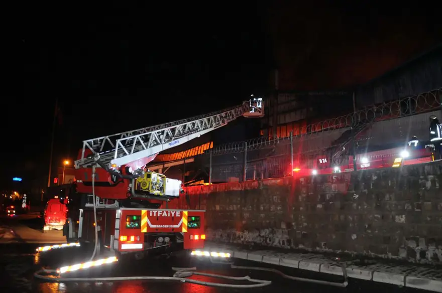 Yıldırım düştü, fabrikanın deposu yandı 7