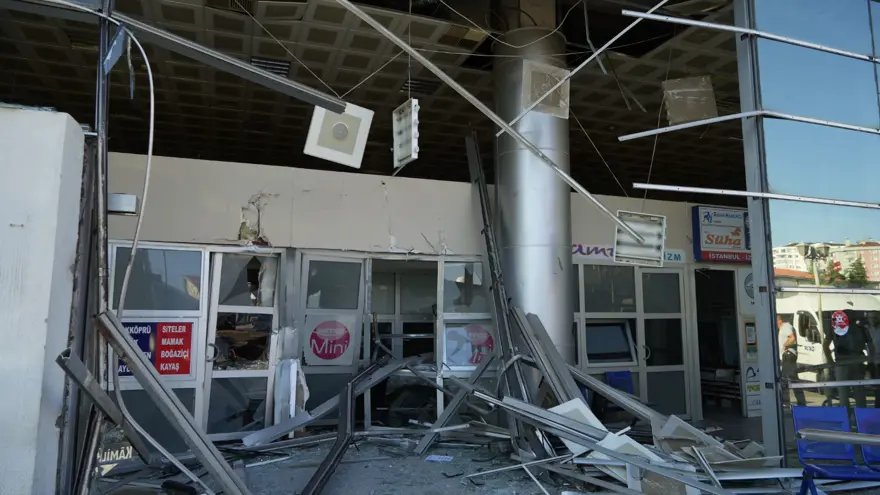 Yolcu otobüsü otogara daldı, facianın eşiğinden dönüldü: 3 yaralı 4 Yolcu otobüsü otogara daldı, facianın eşiğinden dönüldü: 3 yaralı 4