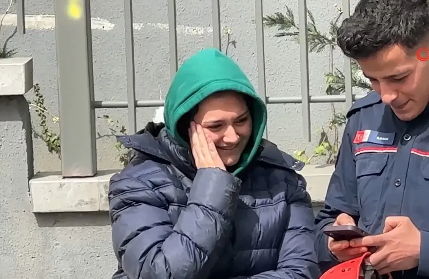 Evininbalkonunda mahsur kalan genç kadını itfaiye kurtardı 4