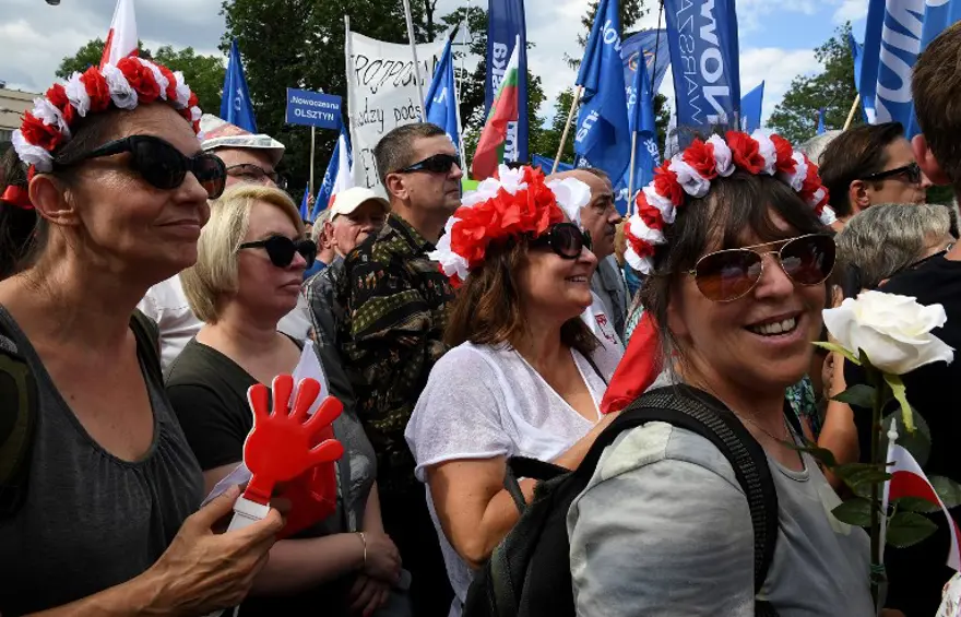 Polonya'da anayasada değişiklik protesto edildi 12