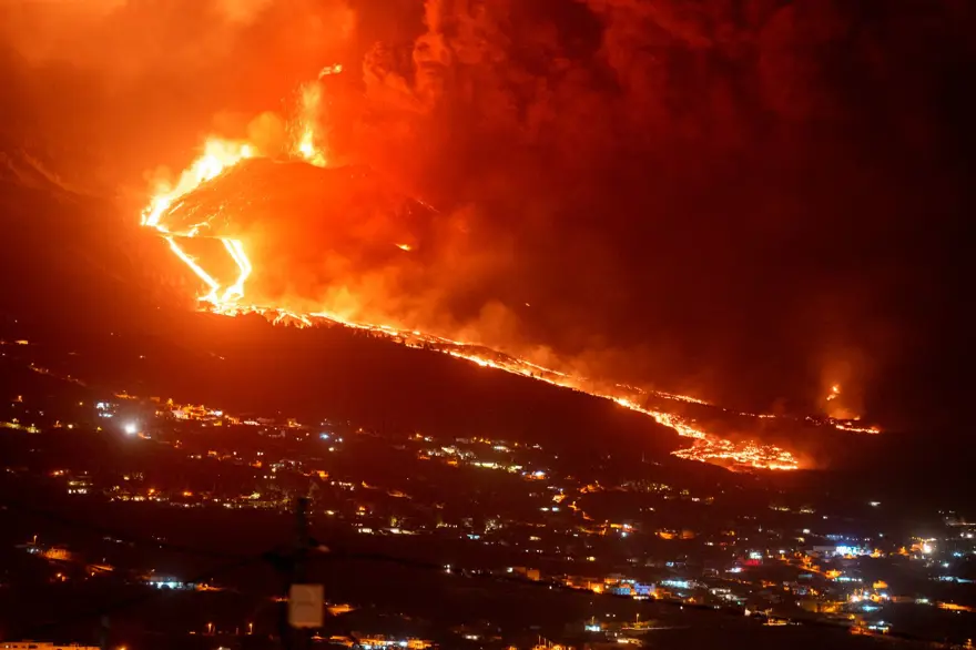 La Palma'daki kabus şiddetini artırdı: Saniyede bir metre hızla ilerleyen lavlar önüne geleni yutuyor 10