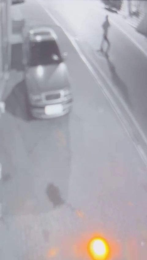 El yapımı patlayıcıyı sokak ortasında patlattı