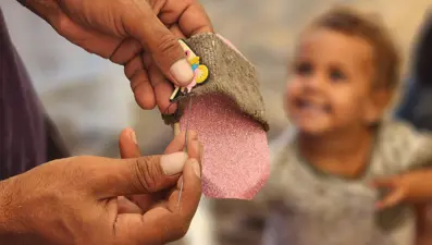 Filistinli ayakkabı ustası, İsrail saldırıları altındaki Gazze'de çocuklara tahtadan terlik yapıyor