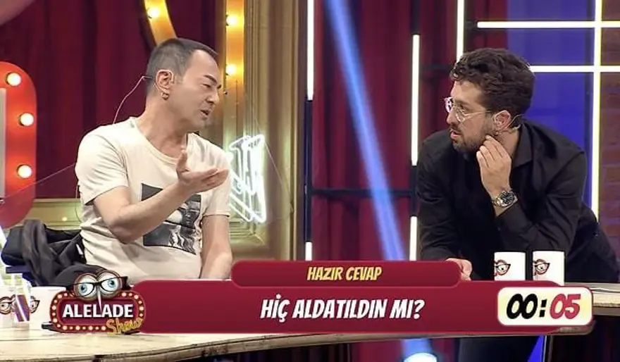 Serdar Ortaç’tan Alelade Show’da itiraf: Kızbanyoya indi, yatağın altında şişlik fark ettim 1 Serdar Ortaç’tan Alelade Show’da itiraf: Kızbanyoya indi, yatağın altında şişlik fark ettim 1