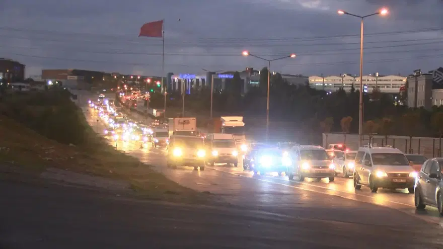 Trafikten kaçmak için kaldırımı üçüncü şerit yaptılar 11 Trafikten kaçmak için kaldırımı üçüncü şerit yaptılar 11