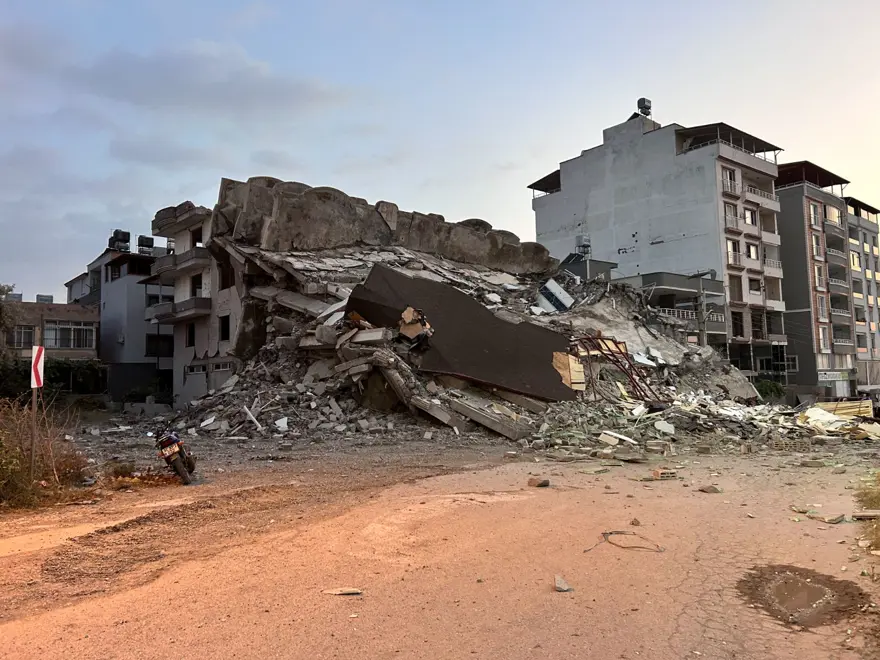 7 katlı bina korna sesiyle yerle bir oldu! Deprem oluyor sandılar 4