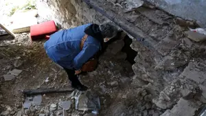 Trabzon'da defineciler tarihi evi talan etti