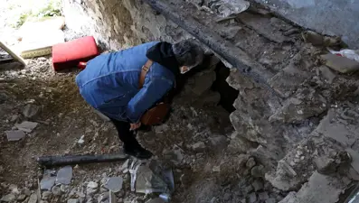 Trabzon&#x27;da defineciler tarihi evi talan etti