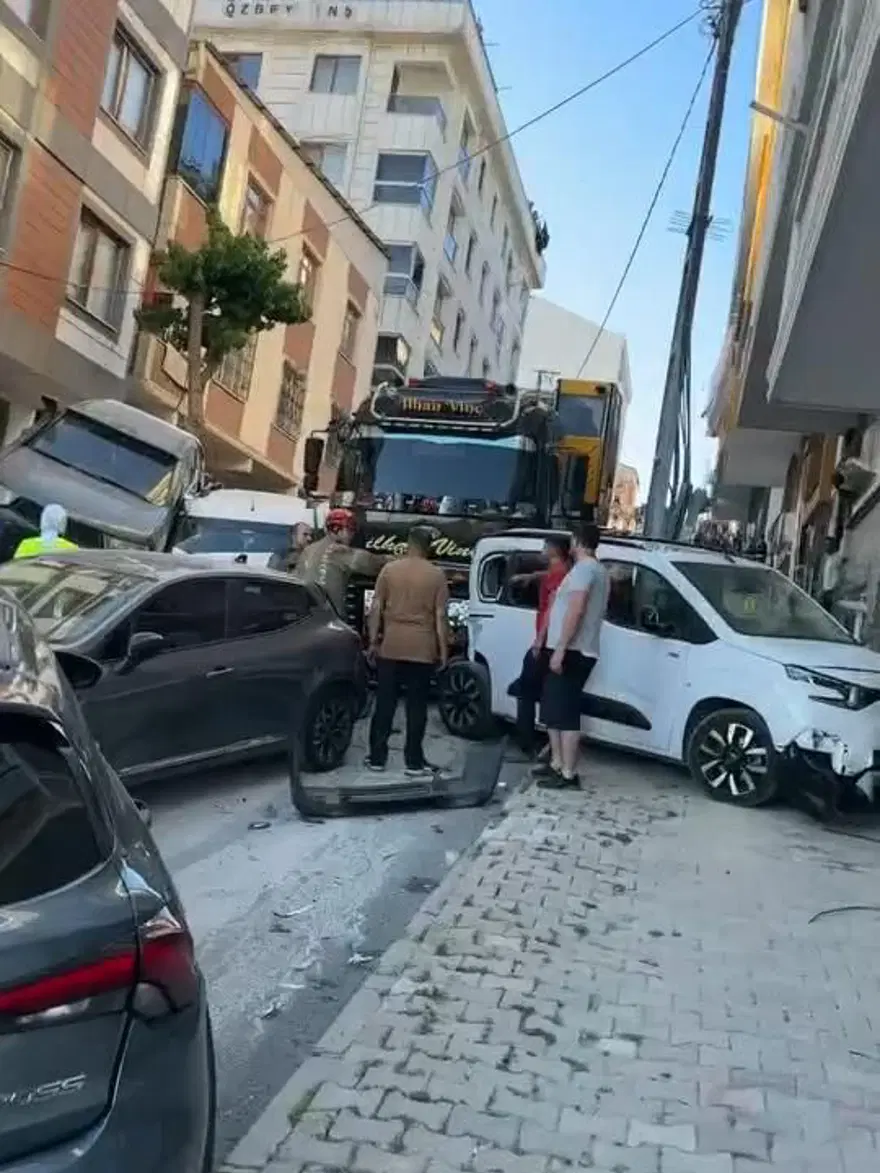 İstanbul'da kayan vinç 23 aracı biçti: Ortalık savaş alanına döndü 3
