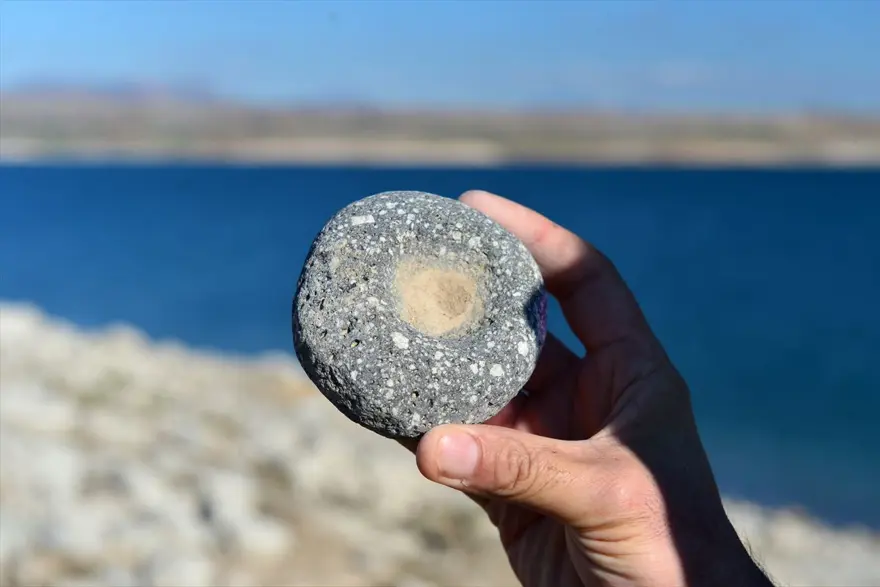 Keban Baraj Gölü'nde suyun çekilmesiyle tarihi höyükler de gün yüzüne çıktı 14