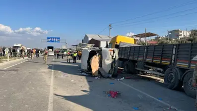 Hatay&#x27;da işçi servisi park halindeki TIR&#x27;a çarptı: 6 ölü, 8 yaralı