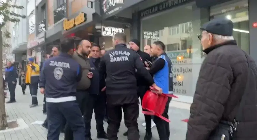 Zabıta ile esnaf arasında sandalye kavgası 2 Zabıta ile esnaf arasında sandalye kavgası 2