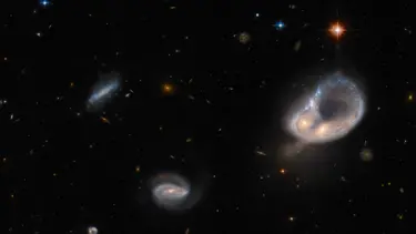 Hubble sıra dışı galaksi birleşimini yakaladı