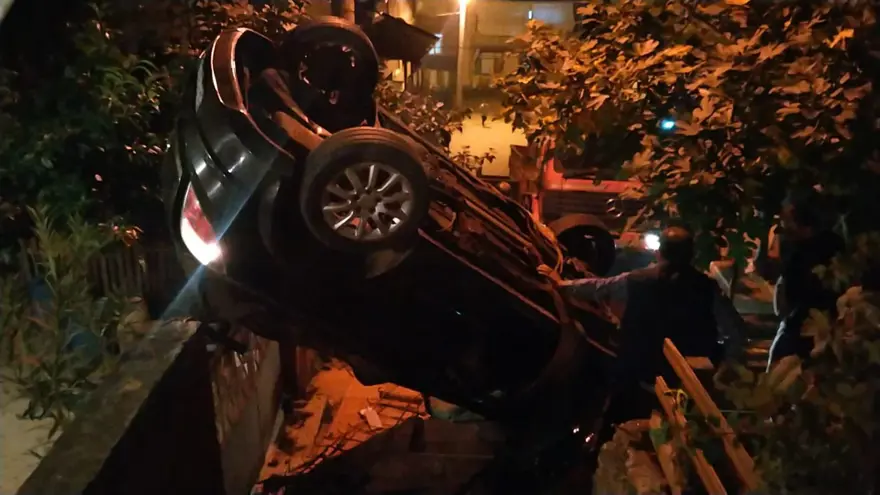 Fren yerine gaza bastığı otomobiliyle merdivenlerden yuvarlandı 6