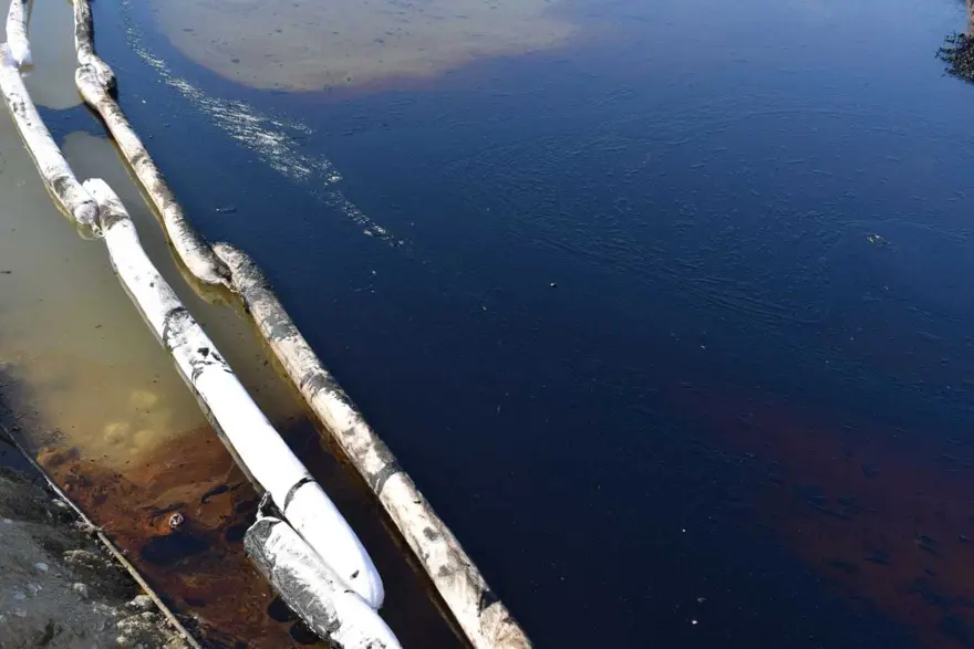 Batman’da boru hattından sızan petrol dereye karıştı 1