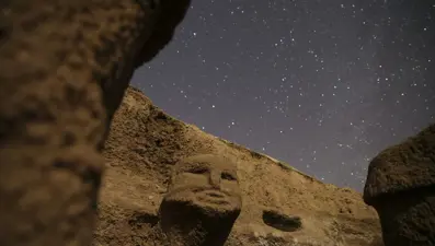 Neolitik dönemin önemli merkezi 'Karahantepe' yıldızların altında