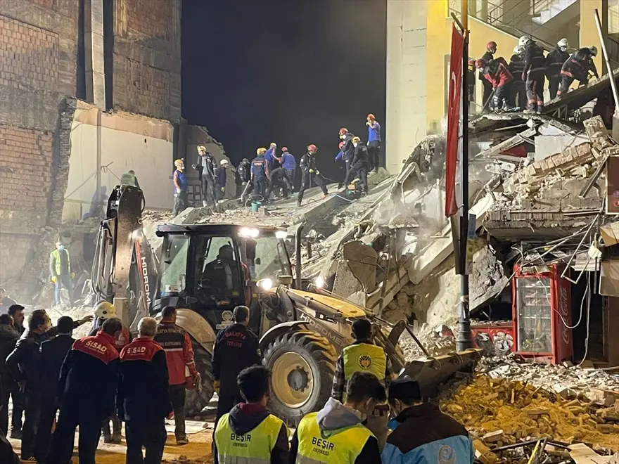 Malatya'da iki katlı bina çöktü: Olay yerinden fotoğraflar 37