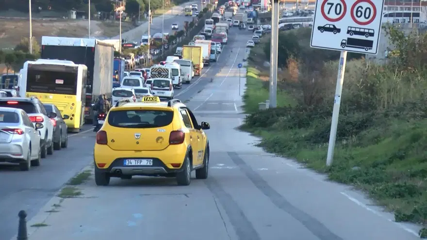 Trafikten kaçmak için kaldırımı üçüncü şerit yaptılar Trafikten kaçmak için kaldırımı üçüncü şerit yaptılar