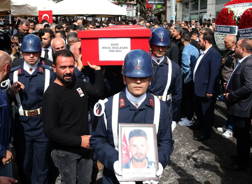 Ankara’dasaldırı girişiminde bulunan teröristlerin katlettiği şehit veteriner teknikeri defnedildi 1 Ankara’dasaldırı girişiminde bulunan teröristlerin katlettiği şehit veteriner teknikeri defnedildi 1