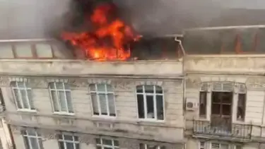 Beyoğlu'nda 6 katlı binada yangın