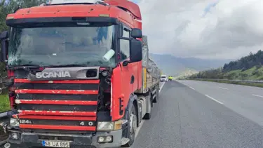 Otoyolda feci kaza: Minibüsün şoförü yaşamını yitirdi