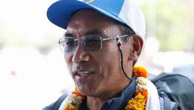 “Everest Adam” kendi rekorunu kırdı