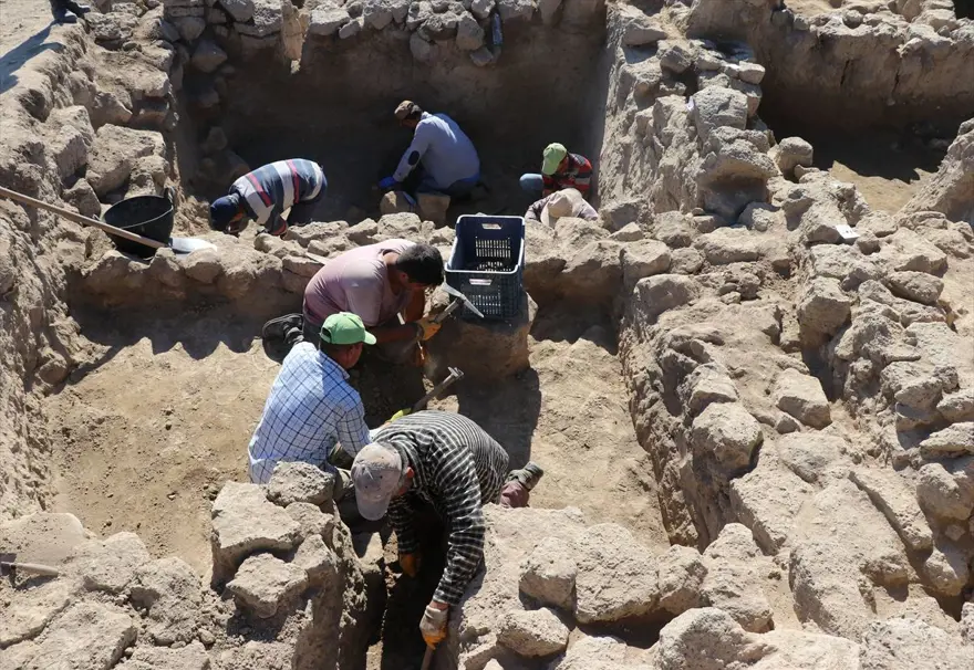 Tatarlı Höyük'te Orta Demir Çağ'a ait depolama alanı bulundu Tatarlı Höyük'te Orta Demir Çağ'a ait depolama alanı bulundu