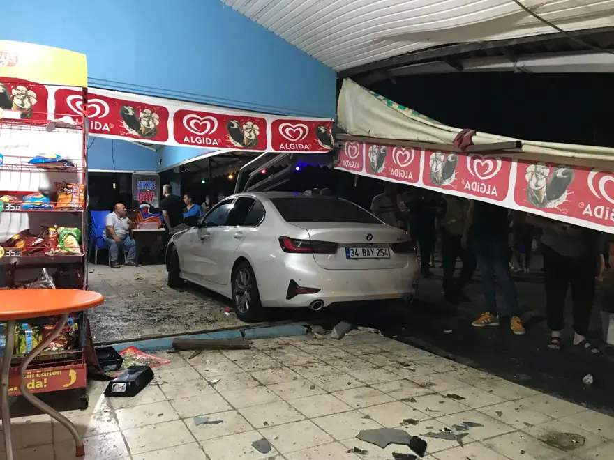 Kontrolden çıkan otomobil kahvehaneye daldı! Facianın eşiğinden dönüldü Kontrolden çıkan otomobil kahvehaneye daldı! Facianın eşiğinden dönüldü