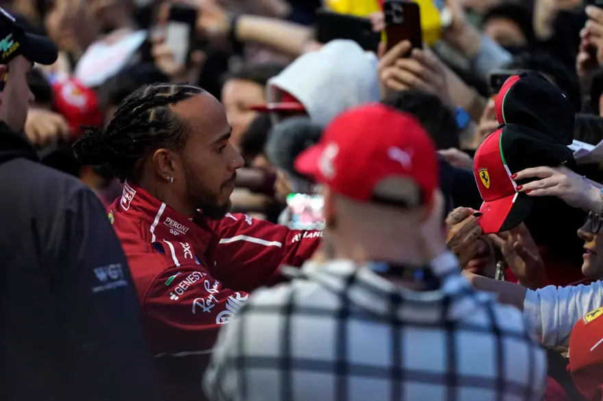 Formula 1 yeni sezon için geri sayım: Lewis Hamilton ve Charles Leclerc'tan 35 bin kişi önünde gösteri 4