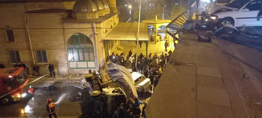 Freni boşalan kamyon dehşet saçtı: 3 kişi öldü, 22 kişi yaralandı 