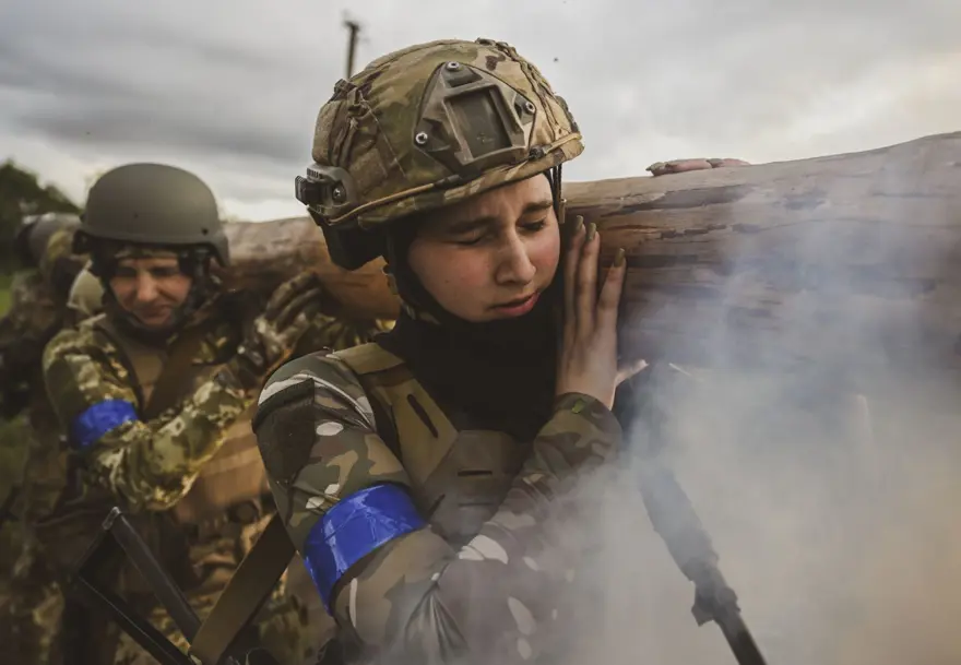 Ukraynalı kadınlar cephede görev almak için hazırlık yapıyor 26 Ukraynalı kadınlar cephede görev almak için hazırlık yapıyor 26