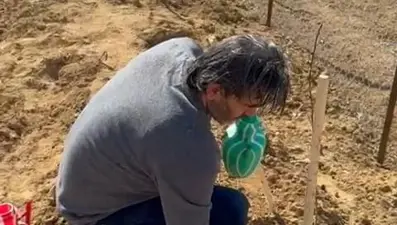 47 yaşındaki avukat, susuz ve terk edilmiş köyde kendine yaşam kurmaya çalışıyor