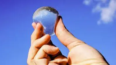 Pet şişe yerine yenilebilir su küresi