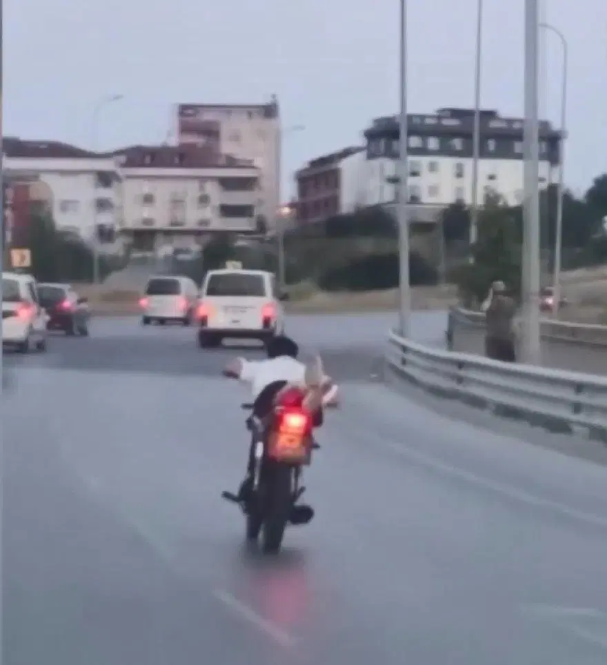 İstanbul’da akan trafikte tehlikeli hareketler 1