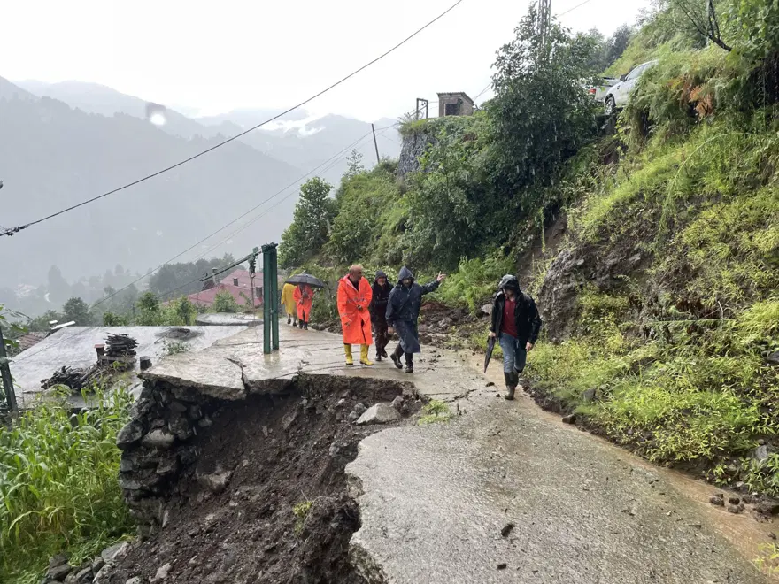 Rize'de şiddetli yağışların ardından 16 evin boşaltılmasına karar verildi 1 Rize'de şiddetli yağışların ardından 16 evin boşaltılmasına karar verildi 1