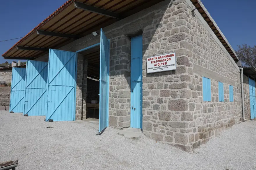 Bergama Antik Kenti'ndeki 2 bin yıllık eserlere usta dokunuşu 6
