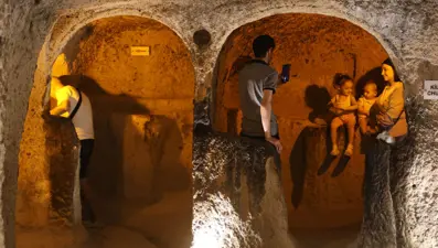 Sıcak havalardan bunalanlar yer altı şehirlerine akın etti