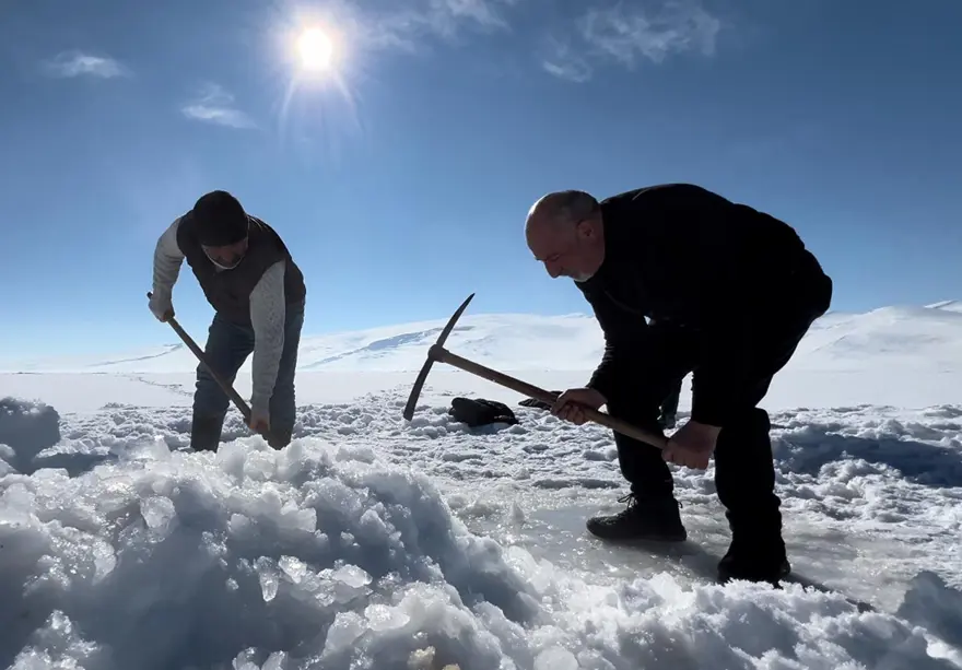 Çıldır Gölünde Eskimo usulü balık avlıyorlar 5