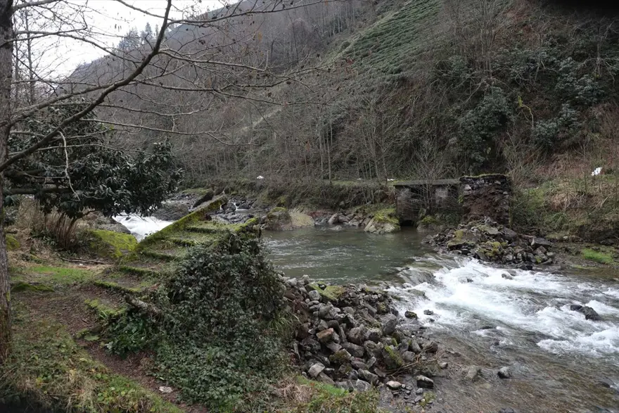Rize'de tarihi kemer köprü yıkıldı 3