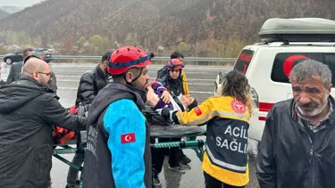 Otomobil istinat duvarına çarptı: 5 yaralı