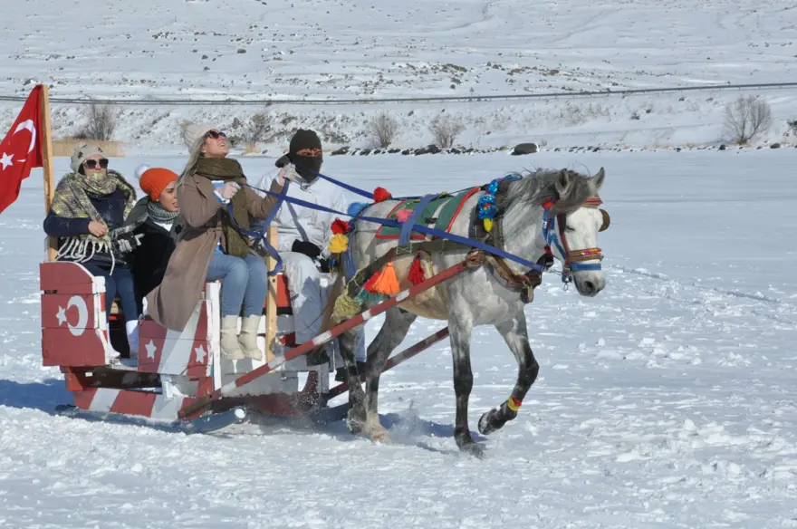 Çıldır gölü Fransız medyasını hayran bıraktı: Donmuş Türk gölü boyunca atlı kızak yolculuğu 15
